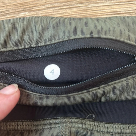 Lululemon leggings size 4 - Picture 6 of 9